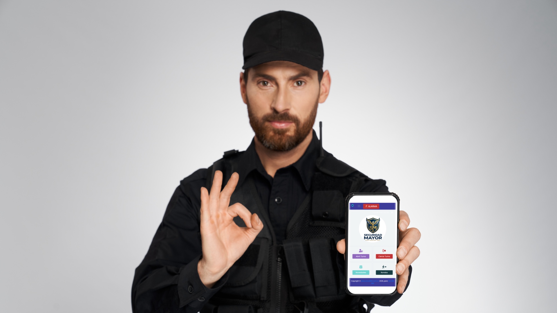 Guarda de seguridad utilizando tablet digital